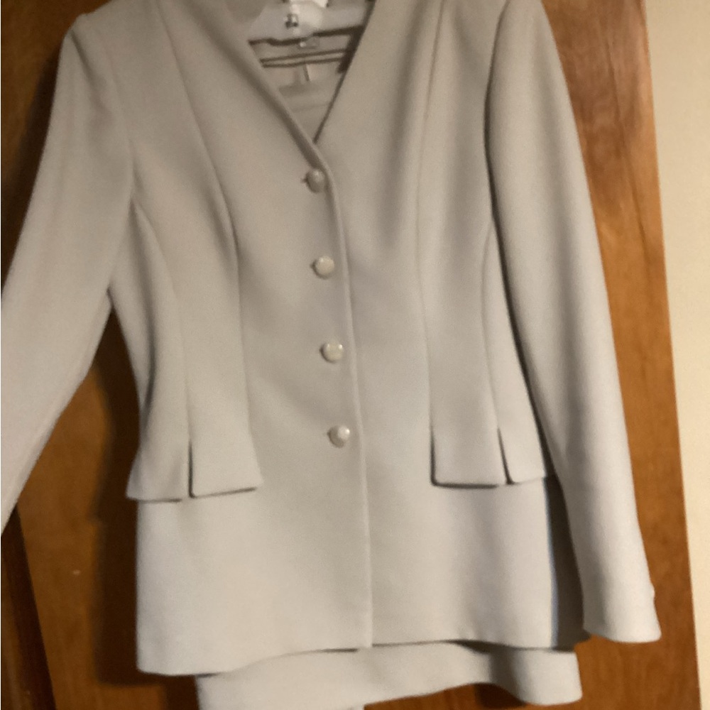 Women’s NYP Suits Elegant Champagne Colored 2pc Skirt Suit. Size 10
